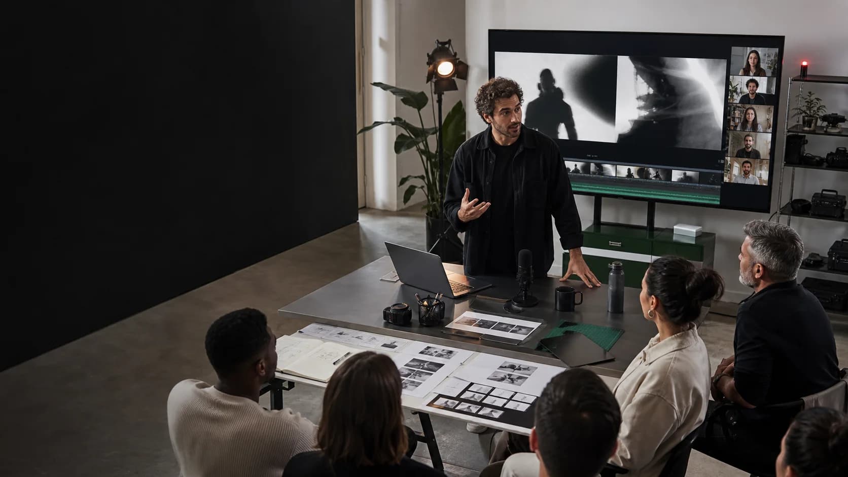 Formador a orientar um workshop ao vivo de produção criativa